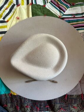 Classic Wide-Brim Wool Felt Hat in Light Beige